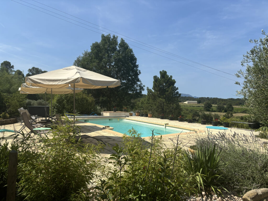 domaine viticole le clos madame bras 83149 piscine